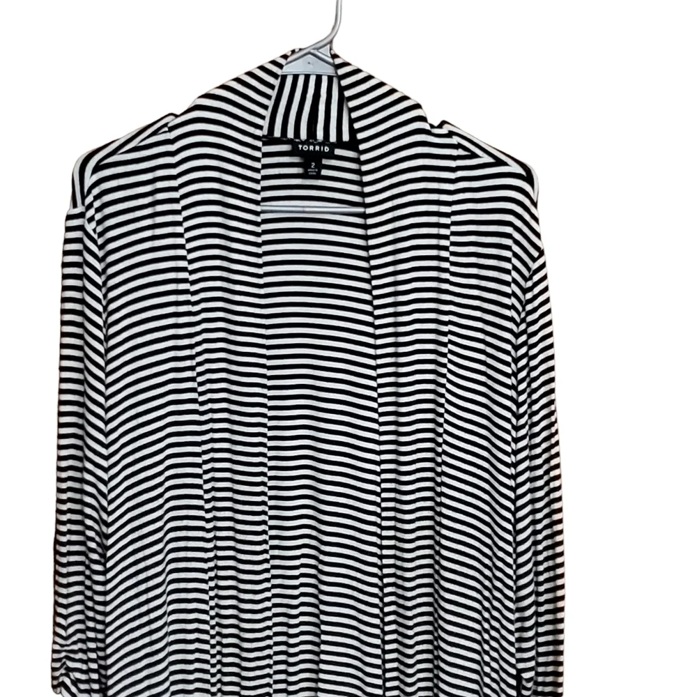 Torrid B&W rouched sleeve cardigan - Picture 5 of 14